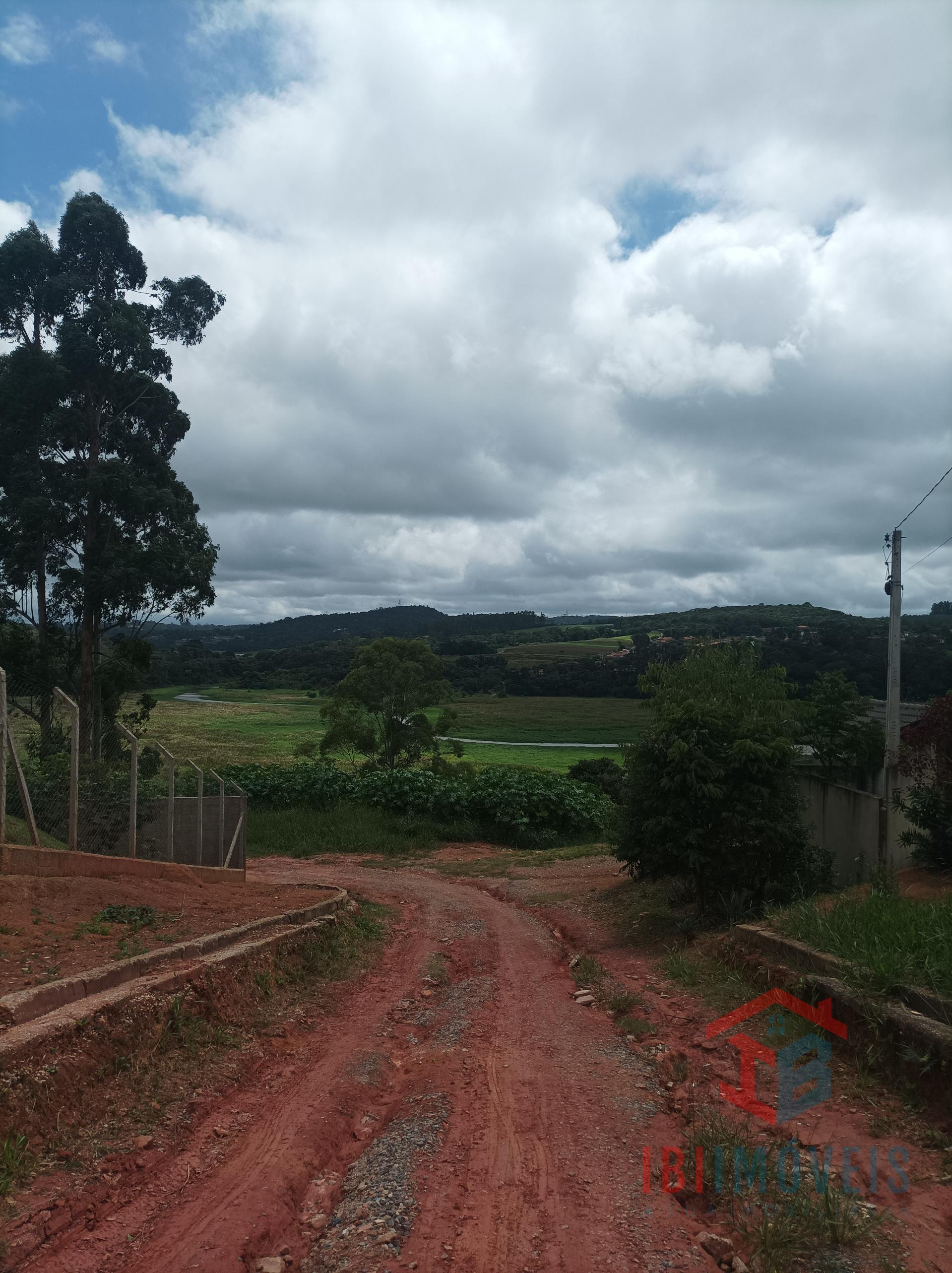 TERRENO COM ÓTIMA TOPOGRAFIA. REALIZE O SONHO DA SUA CHÁCARA E...
